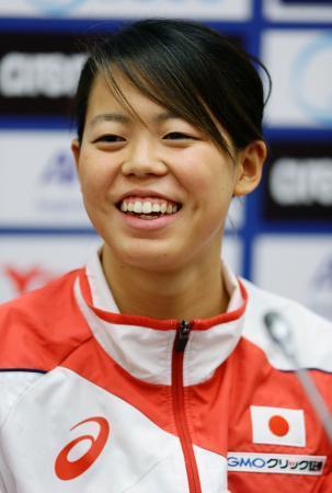 　競泳女子の日本勢で大会史上初めての金メダルを獲得し、笑顔で記者会見する星奈津美＝６日、カザニ（共同）