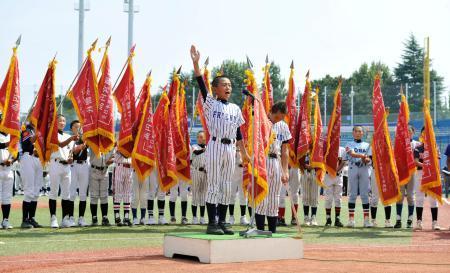 　第３５回全日本学童軟式野球大会の開会式で、選手宣誓する有馬フレンズの大城琉里主将＝神宮
