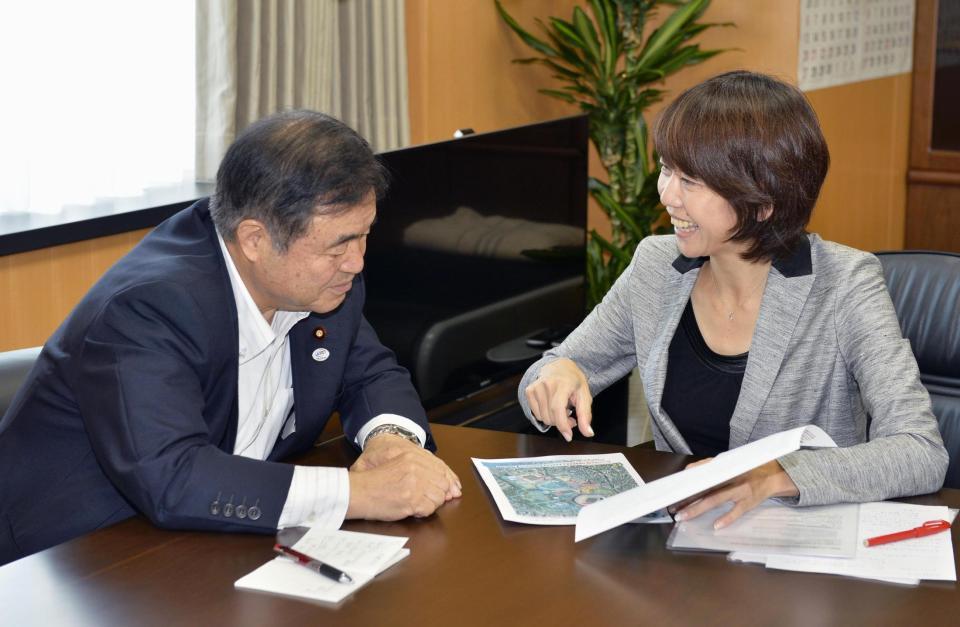 　遠藤五輪相（左）と会談する高橋尚子さん＝東京・永田町