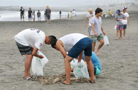 　九十九里浜の清掃活動をするサーファーたち＝８日午前、千葉県一宮町