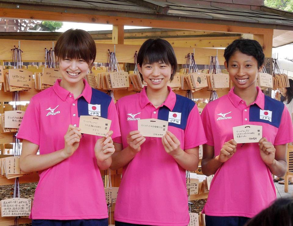 　Ｗ杯での五輪切符獲得を祈願した（左から）木村、古賀、宮部