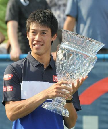 　男子シングルスで優勝し、トロフィーを手にする錦織圭＝ワシントン（共同）