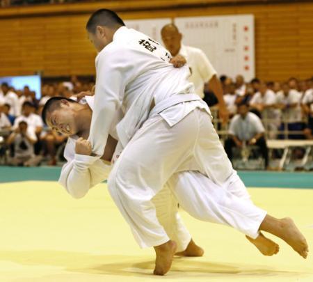 　男子１００キロ超級決勝　優勝した国士舘・山田伊織（左）＝天理大杣之内第１体育館