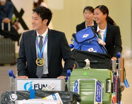 　帰国した競泳の日本代表の（左から）瀬戸大也、星奈津美、渡部香生子＝１１日午前、成田空港