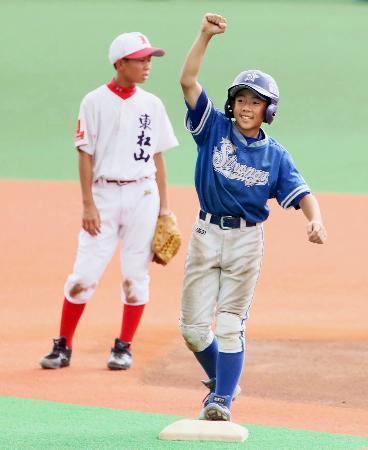 　２回に適時二塁打を放ち、ガッツポーズする長曽根ストロングスの長野陽人＝大田スタジアム
