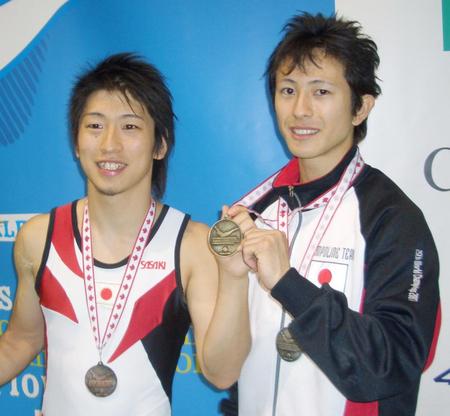 トランポリン世界選手権シンクロナイズド男子で、日本勢初の金メダルを獲得した外村哲也（右）と上山容弘（２００７年１１月３日撮影）