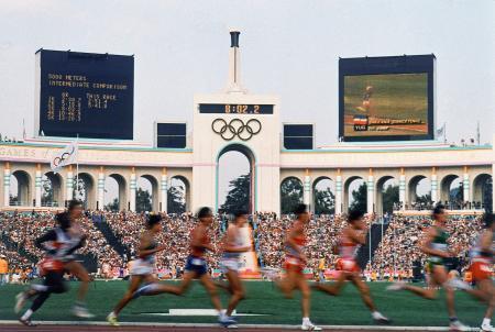 　１９８４年８月、ロサンゼルス五輪男子５０００メートルで競り合う選手たち（ＡＰ＝共同）