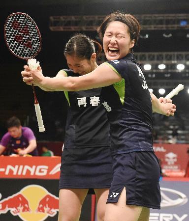 　女子ダブルス３回戦で中国ペアに勝利し喜ぶ福万（右）、与猶組＝ジャカルタ（共同）