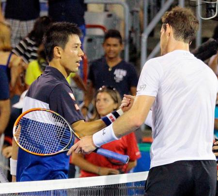 　男子シングルス準決勝でアンディ・マリー（右）に敗れ、握手を交わす錦織圭（共同）