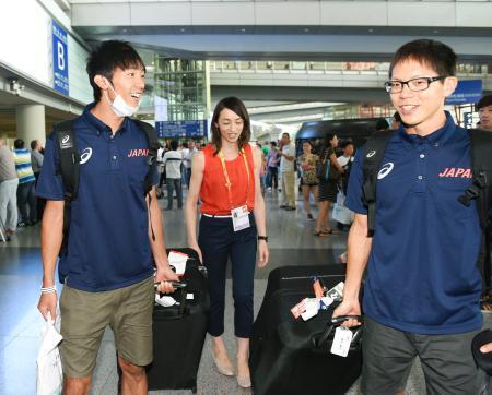 　北京国際空港に到着した男子短距離の高瀬慧（左）と競歩の鈴木雄介＝１８日（共同）