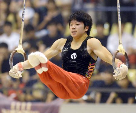 　男子個人総合を制した順大・野々村笙吾のつり輪＝リージョンプラザ上越