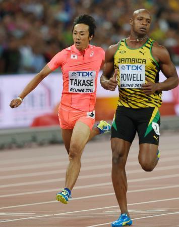 　男子１００メートル予選　ゴールする高瀬慧（左）とアサファ・パウエル＝北京（共同）
