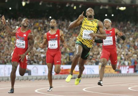 　男子１００メートル決勝　優勝したウサイン・ボルト（右から２人目）。左端はジャスティン・ガトリン＝北京（共同）