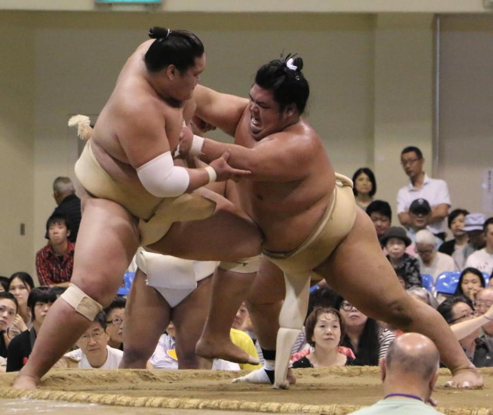 照ノ富士（左）と稽古する阿武咲