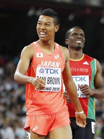 　男子２００メートル予選　ゴール後、顔をしかめるサニブラウン・ハキーム（手前）＝北京（共同）