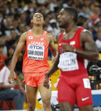 　男子２００メートル準決勝　レースを終えたサニブラウン・ハキーム（左）とジャスティン・ガトリン＝北京（共同）