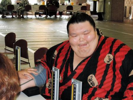 血圧を測る大露羅