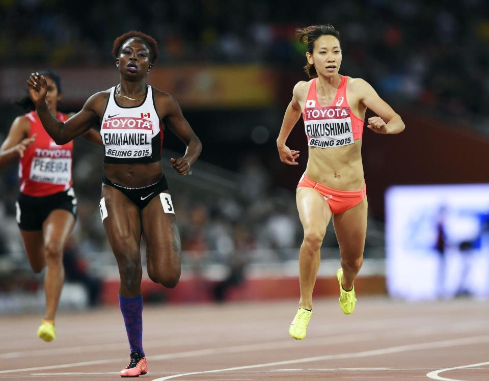 　女子２００メートル予選　ゴールする福島千里（右）＝北京（共同）