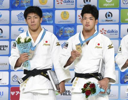 　柔道の世界選手権男子73キロ級の表彰式で、金メダルを持つ大野将平（右）と銀の中矢力＝26日、アスタナ（共同）