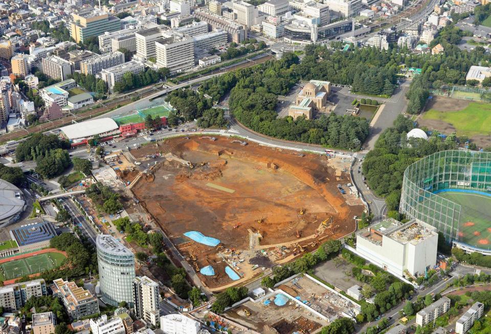 　２０２０年東京五輪・パラリンピックのメーンスタジアムとなる新国立競技場の建設予定地＝７月、東京都新宿区