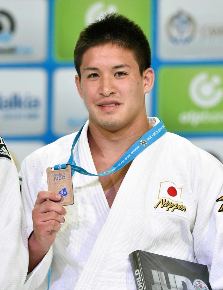 　男子９０キロ級の表彰式で銅メダルを手にするベイカー茉秋（共同）