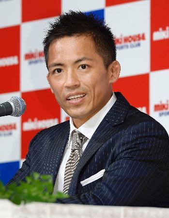 　現役引退の記者会見をする、柔道男子の野村忠宏さん＝３１日午後、大阪市