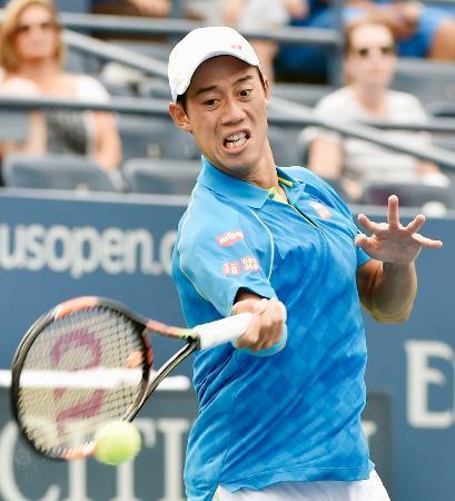 　男子シングルス１回戦　ブノワ・ペア戦でリターンする錦織圭＝ニューヨーク（共同）