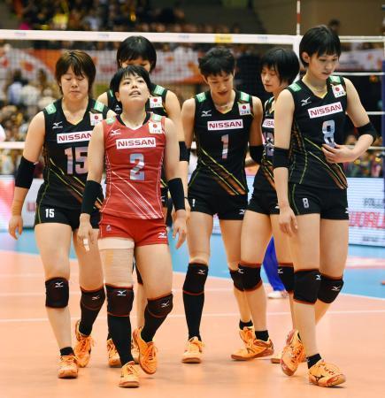 　セルビアに敗れ、肩を落とす日本の選手たち＝仙台市体育館