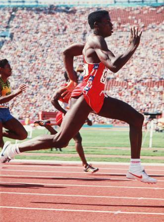 　１９８４年８月、ロサンゼルス五輪の陸上男子２００メートル決勝で、金メダルを獲得したカール・ルイス（ＡＰ＝共同）