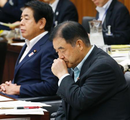 　衆院文科委で資料を見る遠藤五輪相（手前）。奥は下村文科相＝２日午前