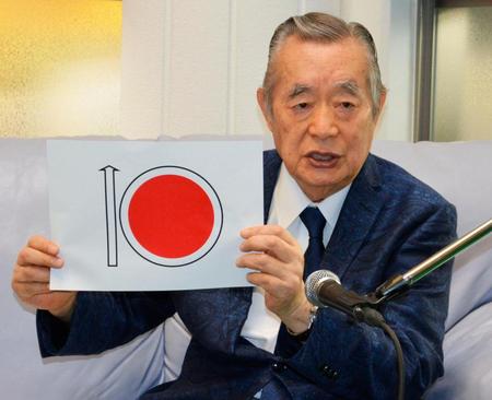 自身が考えた東京五輪の大会エンブレム案を発表するドクター中松