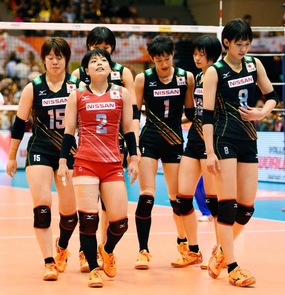 　セルビアに敗れ、肩を落とす日本の選手たち