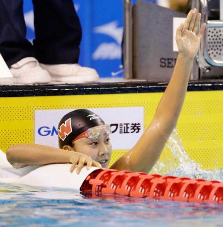 　女子１００メートル平泳ぎ決勝で優勝し、歓声に応える渡部