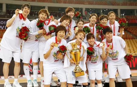 バスケットボール女子アジア選手権で優勝し、メダルを手に喜ぶ日本選手＝武漢（共同）
