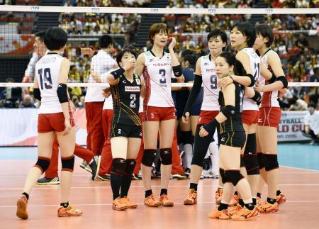 　中国に敗れ、肩を落とす日本の選手たち＝名古屋市のガイシプラザ