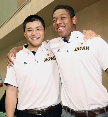 　野球のＵ-１８Ｗ杯高校日本代表の解団式を終え、笑顔で肩を組む清宮幸太郎（左）とオコエ瑠偉＝７日午前、大阪市