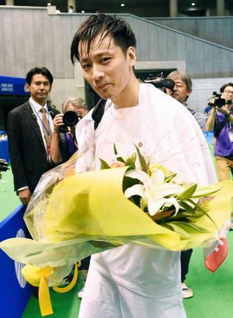 　男子ダブルス予選２回戦で敗退し、花束を手に引き揚げる池田信太郎