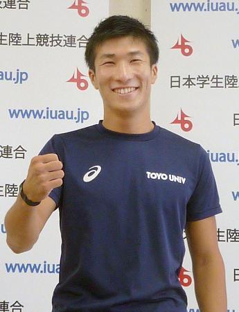 　記者会見を終え、ポーズをとる陸上男子短距離の桐生祥秀＝１０日、大阪市