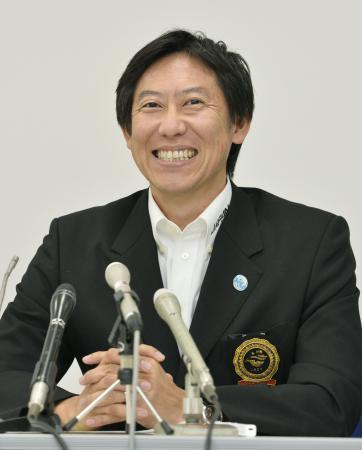 　スポーツ庁の初代長官に決まり、記者会見で笑顔を見せる鈴木大地氏＝１１日午後、和歌山市