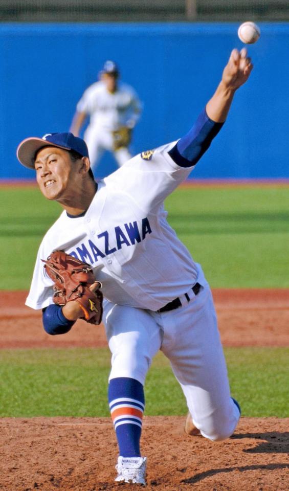 延長１２回から登板し、１回無失点で試合を締めた駒大・今永