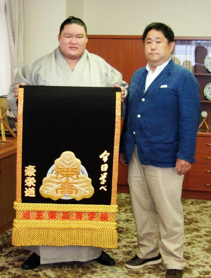 　母校から化粧まわしを贈られ相撲部の山田監督（右）と記念撮影する豪栄道