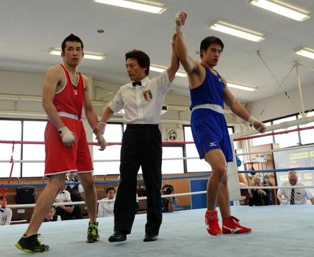 　入江遼太（左）に判定勝ちした赤井英五郎＝関西大学千里山キャンパス