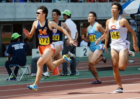 　男子２００メートル決勝　２０秒５７で優勝した長田拓也（左端）＝ヤンマースタジアム長居