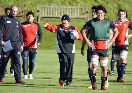 　ブライトンでの初練習で、選手に指示を出すラグビー日本代表のジョーンズ・ヘッドコーチ＝１２日（共同）