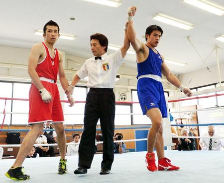 　判定勝ちした赤井英五郎（右）＝撮影・佐藤厚