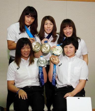 獲得したメダルで「五輪」をつくる（前列左から）川井梨紗子、土性沙羅（後列左から）伊調馨、吉田沙保里、登坂絵莉