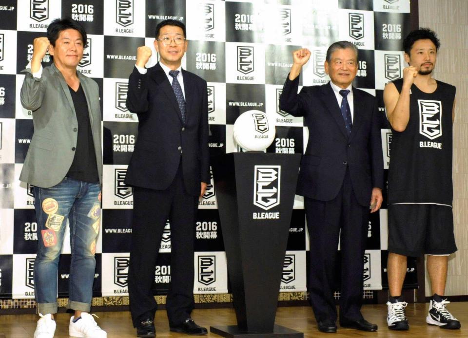　記者会見でポーズをとる（左から）堀江貴文氏、日本バスケットボール協会の大河正明チェアマン、川淵三郎会長、田臥勇太