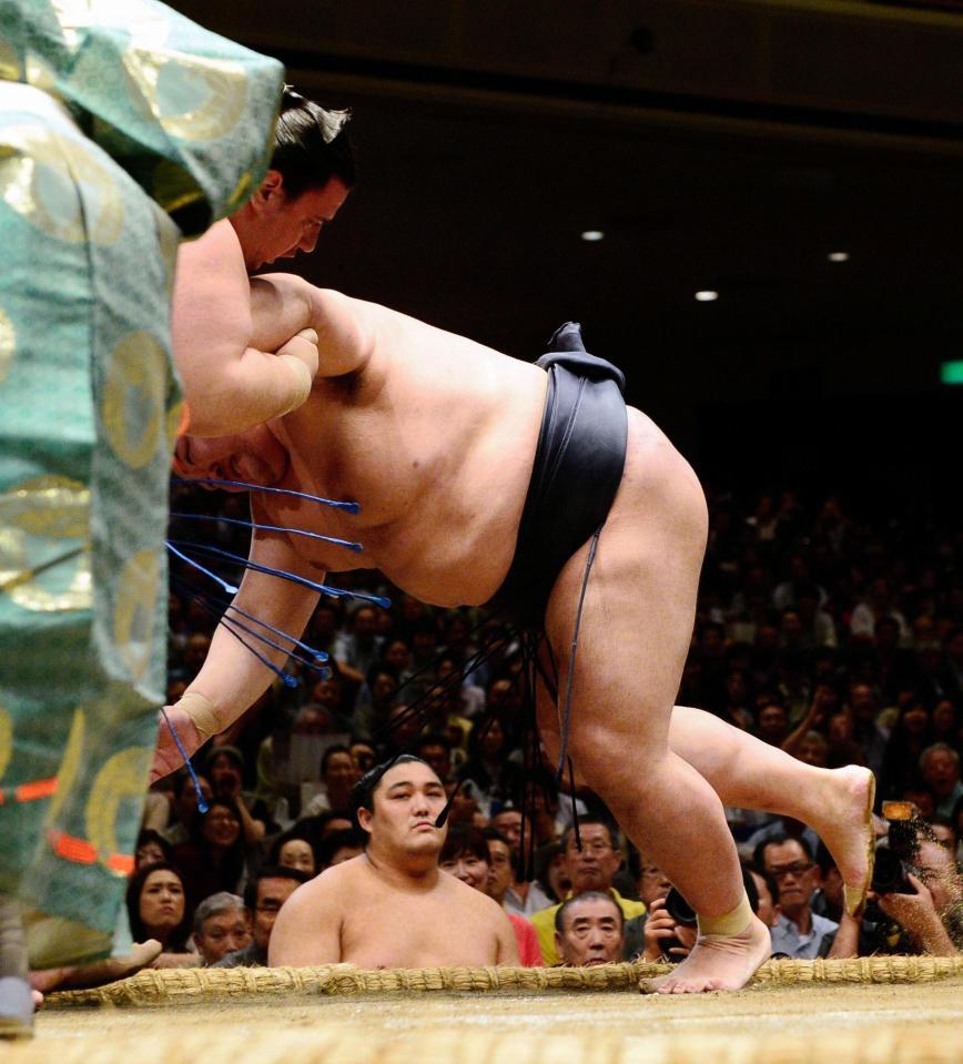 碧山をおしだしでくだし全勝をキープした稀勢の里＝両国国技館（撮影・三好信也）