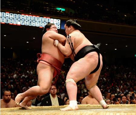 　照ノ富士は嘉風（左）を寄り切りで下し全勝をキープ（撮影・三好信也）