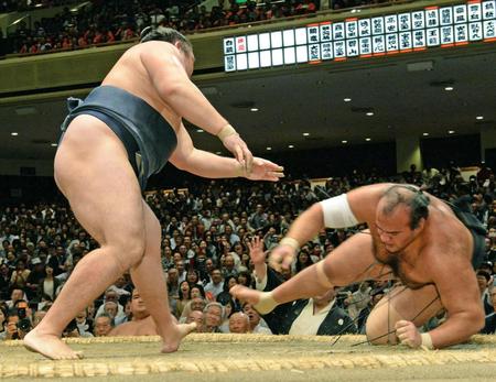 鶴竜（左）が突き落としで大砂嵐を下す